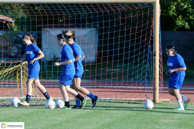 A női focicsapat edzése