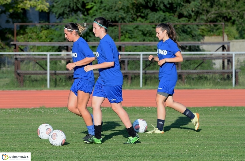 A női focicsapat edzése