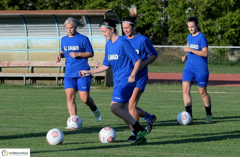 A női focicsapat edzése