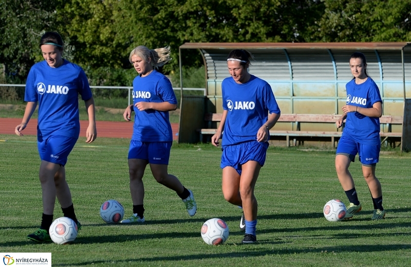 A női focicsapat edzése