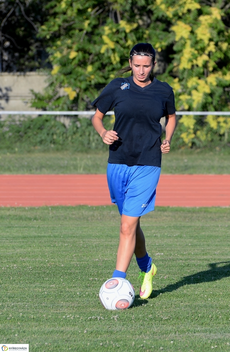 A női focicsapat edzése