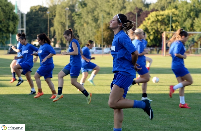 A női focicsapat edzése