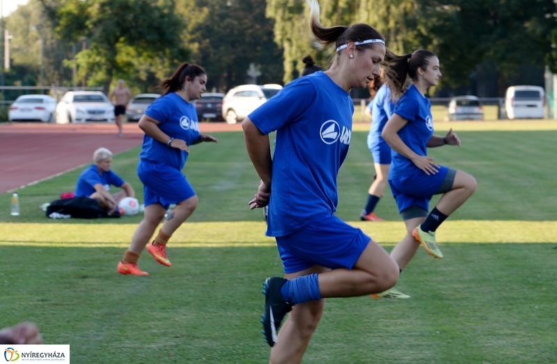 A női focicsapat edzése