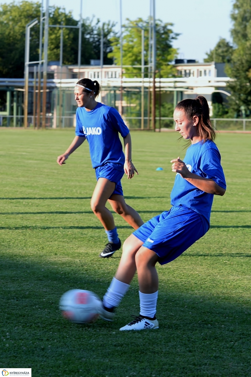 A női focicsapat edzése