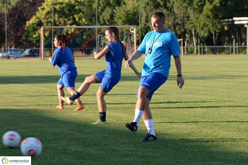 A női focicsapat edzése