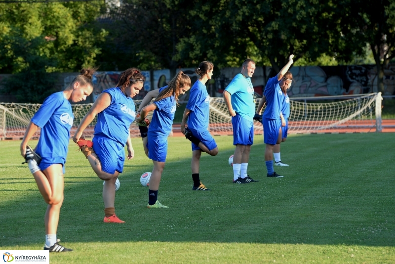 A női focicsapat edzése