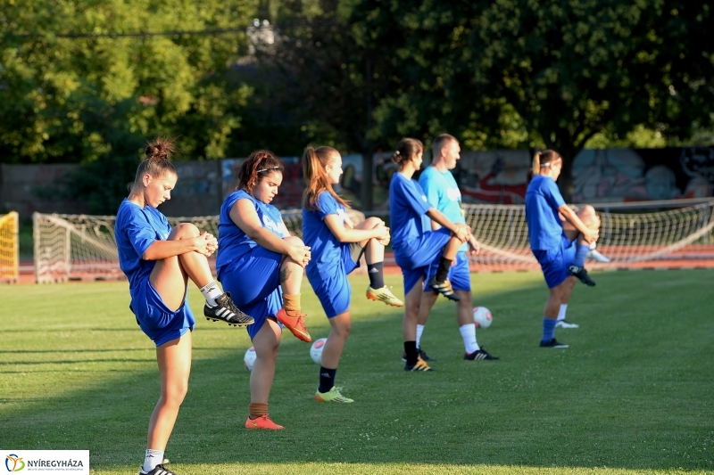 A női focicsapat edzése