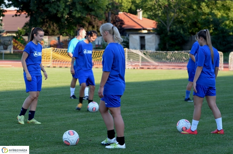 A női focicsapat edzése