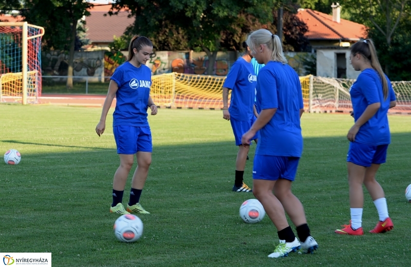 A női focicsapat edzése