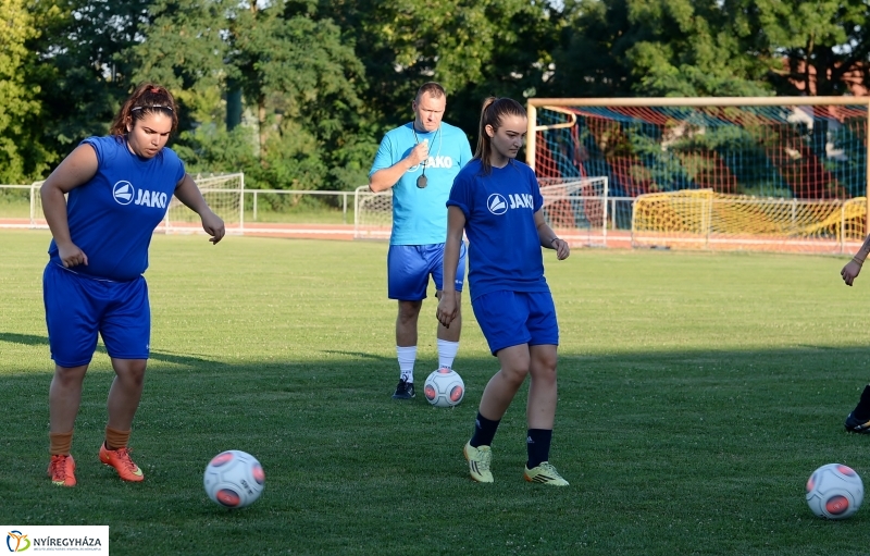 A női focicsapat edzése
