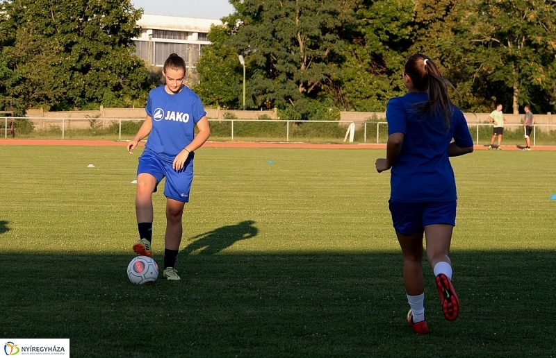 A női focicsapat edzése