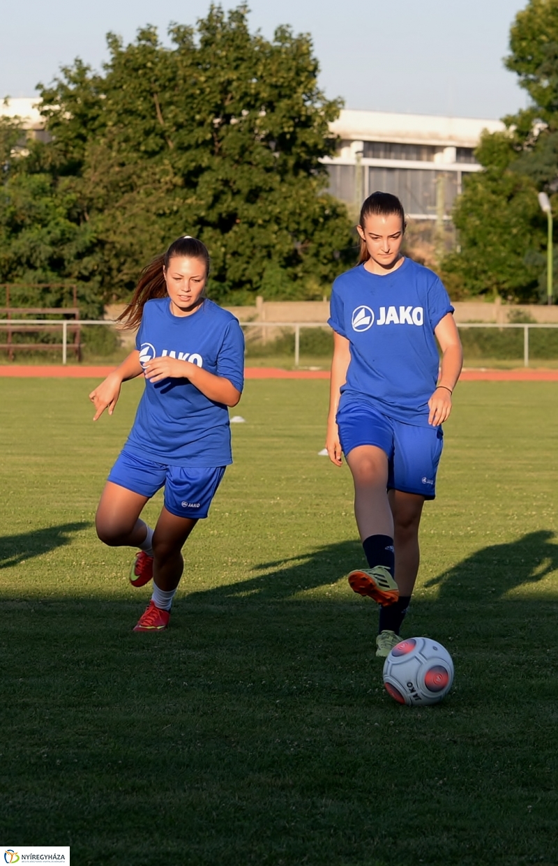 A női focicsapat edzése