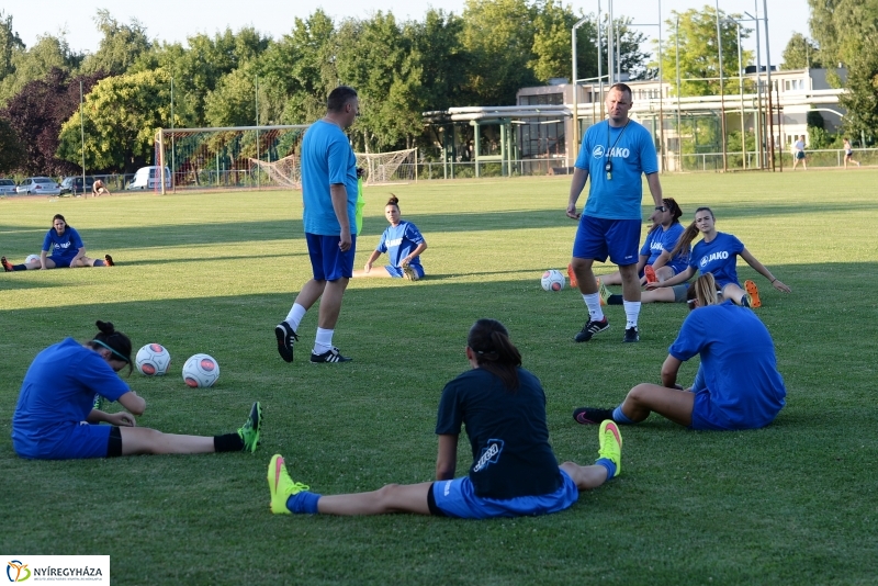 A női focicsapat edzése
