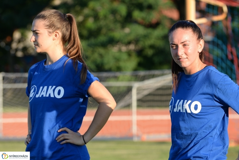 A női focicsapat edzése