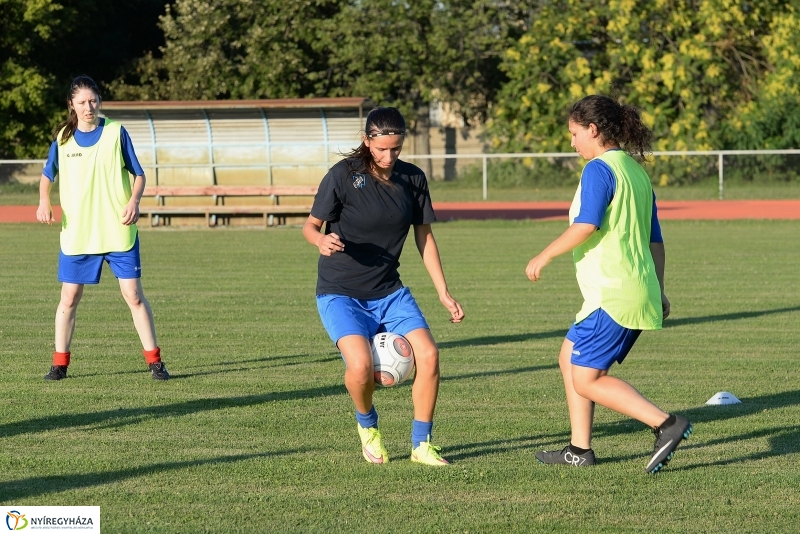 A női focicsapat edzése