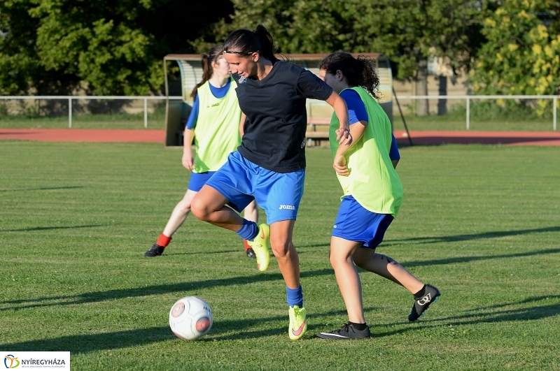 A női focicsapat edzése