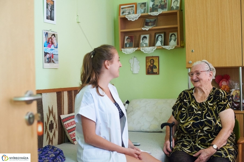 Diákmunka a gondozási központban - fotó Szarka Lajos