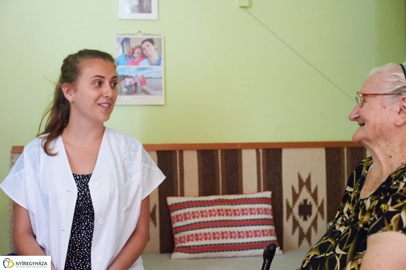 Diákmunka a gondozási központban - fotó Szarka Lajos