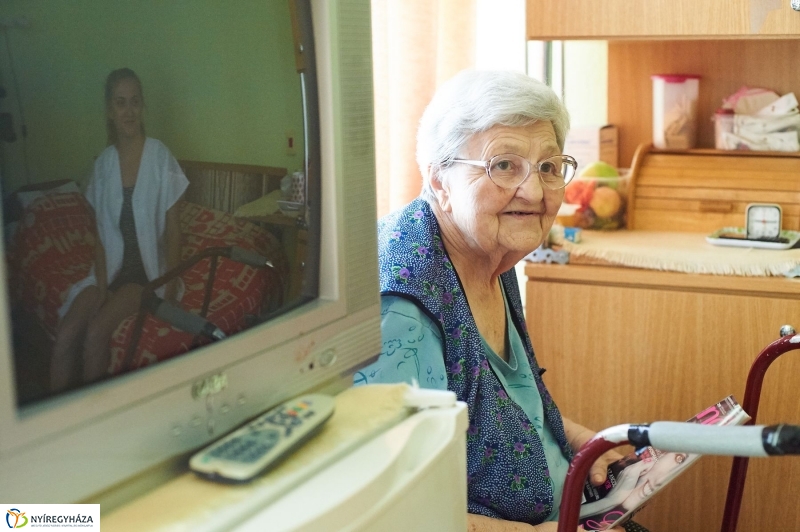 Diákmunka a gondozási központban - fotó Szarka Lajos