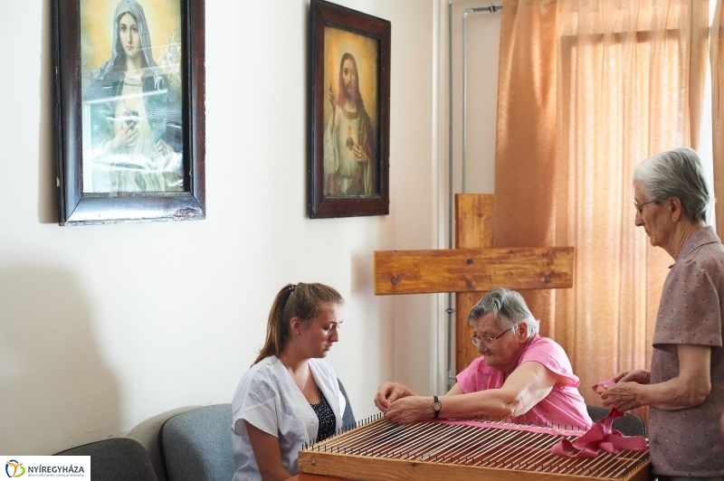 Diákmunka a gondozási központban - fotó Szarka Lajos