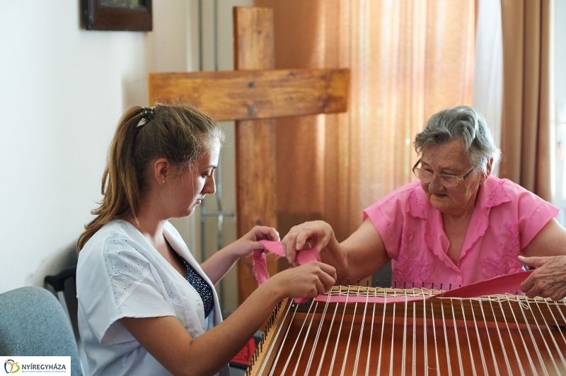 Diákmunka a gondozási központban - fotó Szarka Lajos