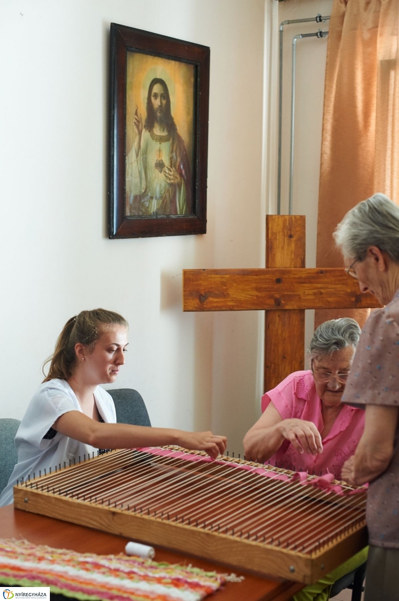 Diákmunka a gondozási központban - fotó Szarka Lajos