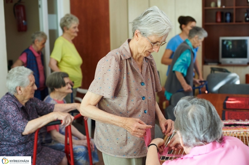 Diákmunka a gondozási központban - fotó Szarka Lajos