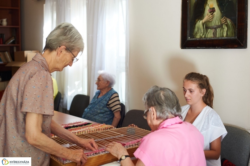 Diákmunka a gondozási központban - fotó Szarka Lajos