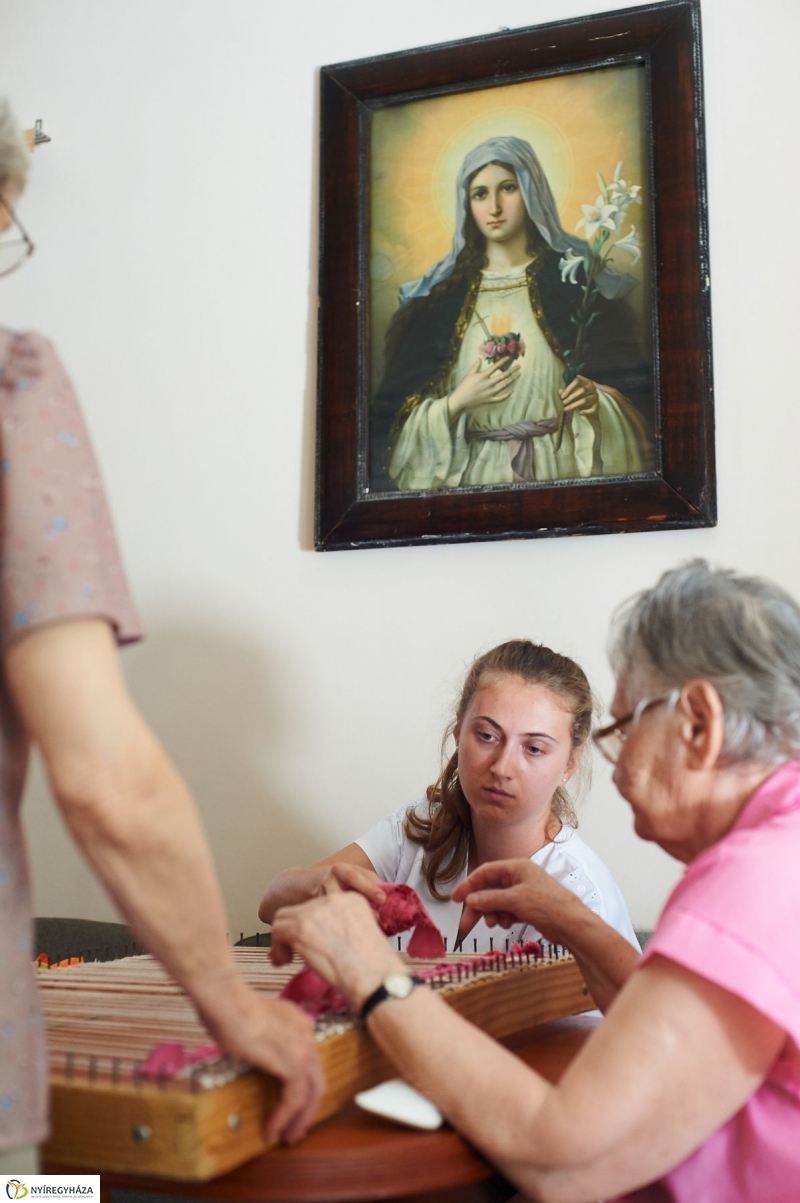 Diákmunka a gondozási központban - fotó Szarka Lajos