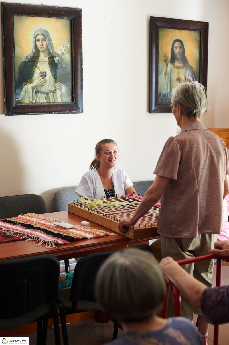 Diákmunka a gondozási központban - fotó Szarka Lajos