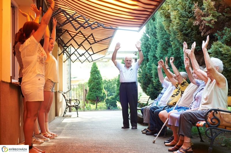 Diákmunka a gondozási központban - fotó Szarka Lajos