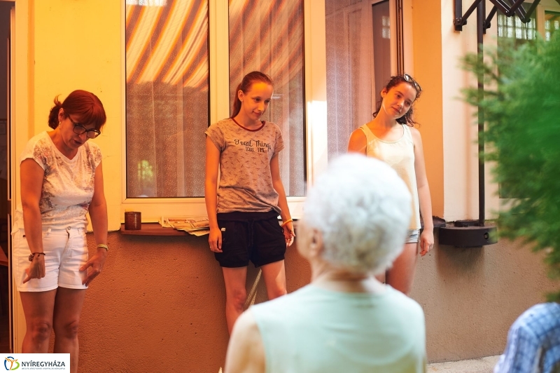 Diákmunka a gondozási központban - fotó Szarka Lajos