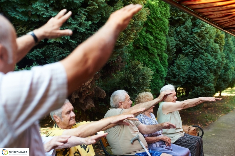 Diákmunka a gondozási központban - fotó Szarka Lajos