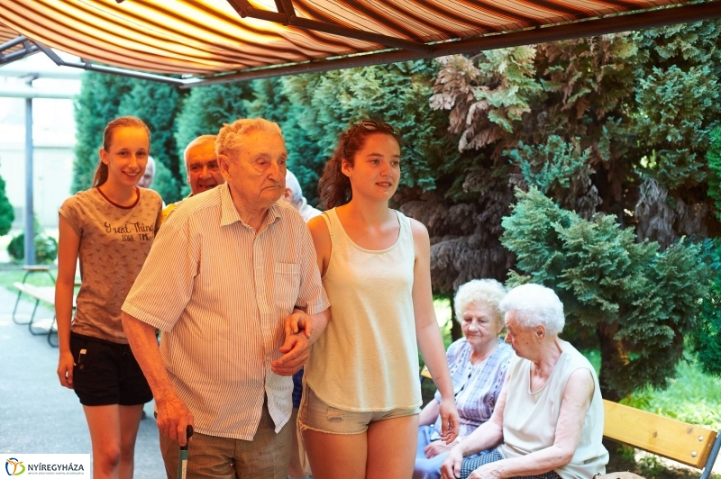 Diákmunka a gondozási központban - fotó Szarka Lajos