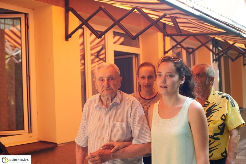 Diákmunka a gondozási központban - fotó Szarka Lajos