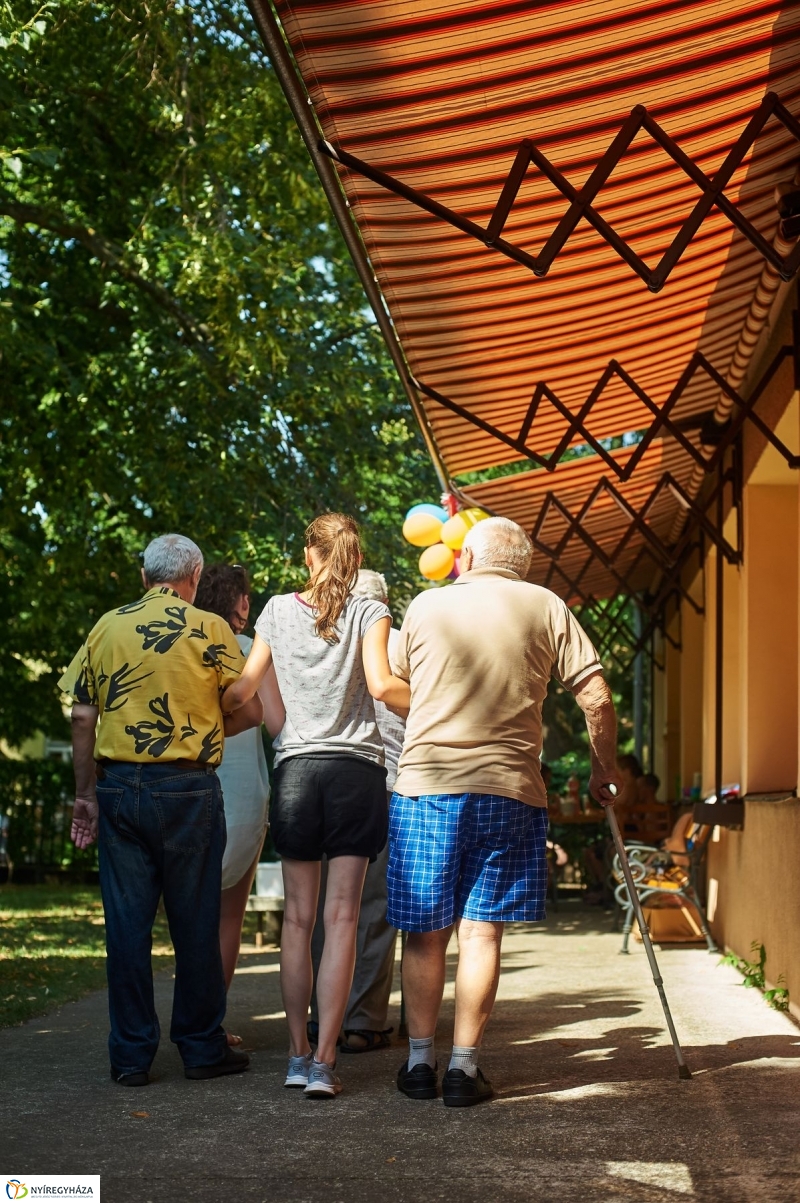 Diákmunka a gondozási központban - fotó Szarka Lajos