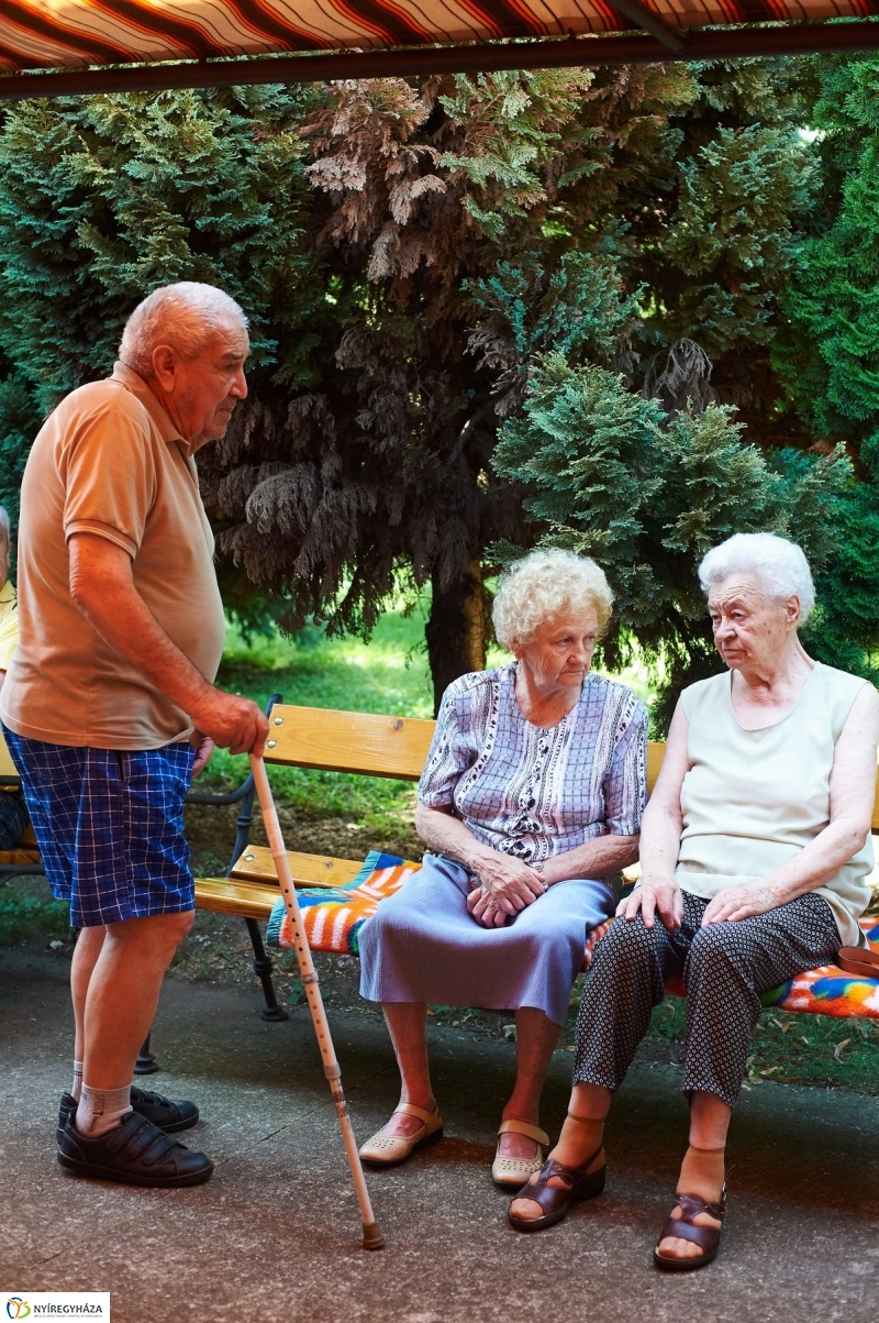 Diákmunka a gondozási központban - fotó Szarka Lajos