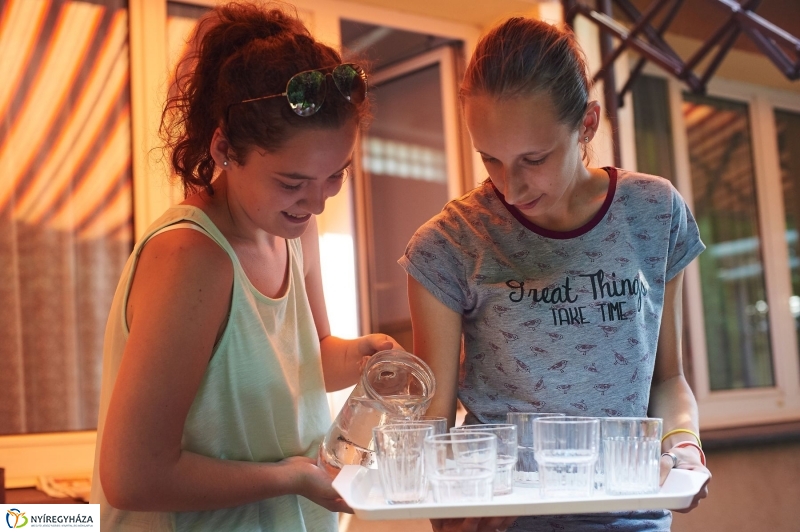 Diákmunka a gondozási központban - fotó Szarka Lajos