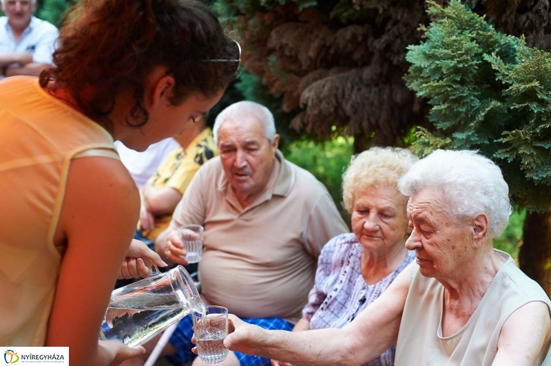 Diákmunka a gondozási központban - fotó Szarka Lajos