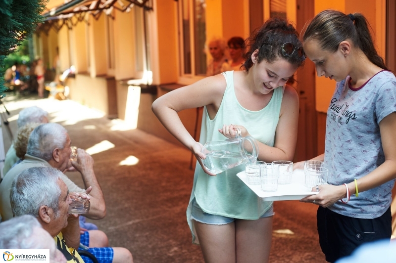 Diákmunka a gondozási központban - fotó Szarka Lajos