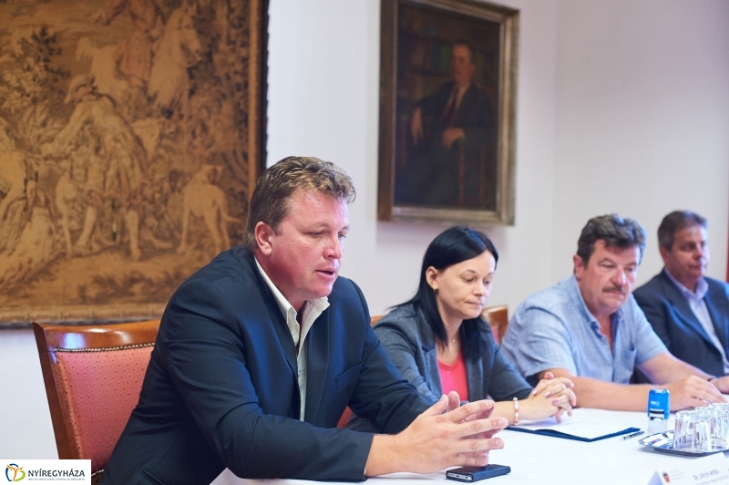 Megállapodás a múzeum és a könyvtár között - fotó Szarka Lajos