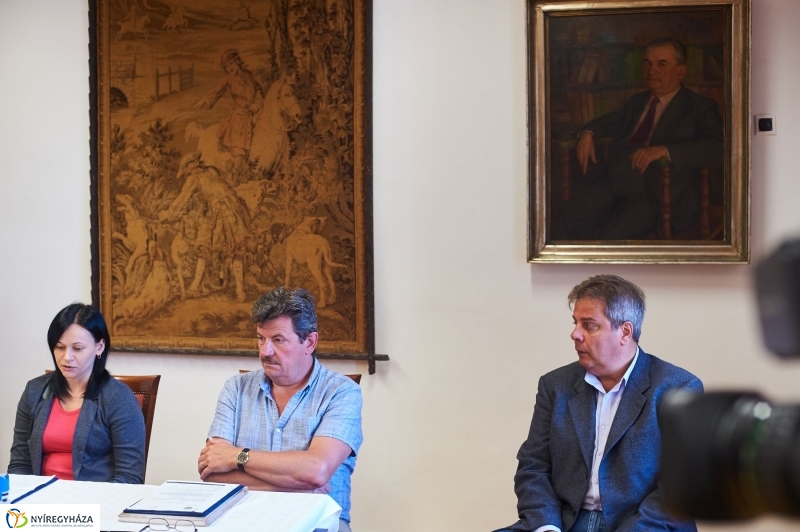 Megállapodás a múzeum és a könyvtár között - fotó Szarka Lajos