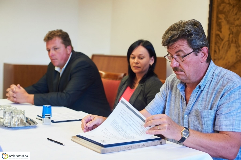 Megállapodás a múzeum és a könyvtár között - fotó Szarka Lajos