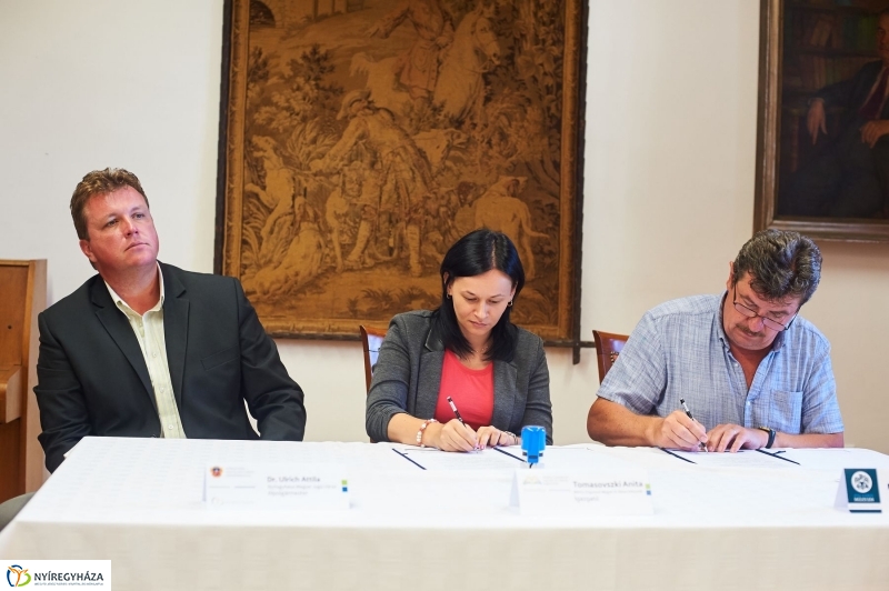 Megállapodás a múzeum és a könyvtár között - fotó Szarka Lajos