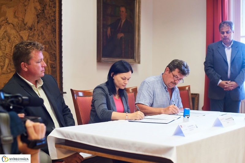 Megállapodás a múzeum és a könyvtár között - fotó Szarka Lajos