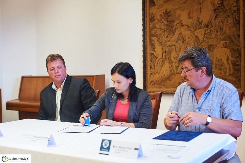 Megállapodás a múzeum és a könyvtár között - fotó Szarka Lajos