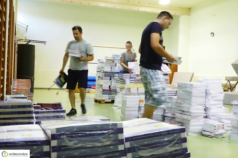 Megérkeztek a tankönyvek - fotó Szarka Lajos