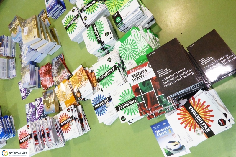 Megérkeztek a tankönyvek - fotó Szarka Lajos