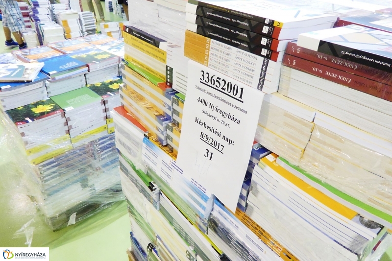 Megérkeztek a tankönyvek - fotó Szarka Lajos