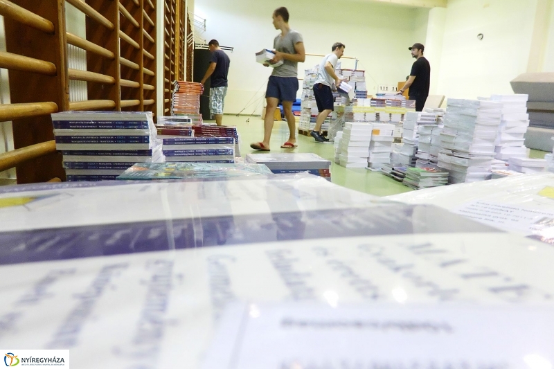 Megérkeztek a tankönyvek - fotó Szarka Lajos